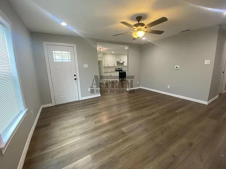 113 W Mount Vernon St — Photo 2