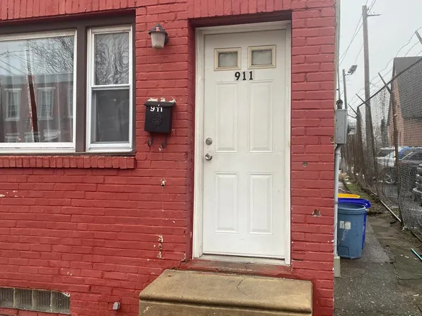 911 S 8th St, Camden, NJ 08103