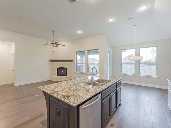5th image of 400 Village Creek Dr
