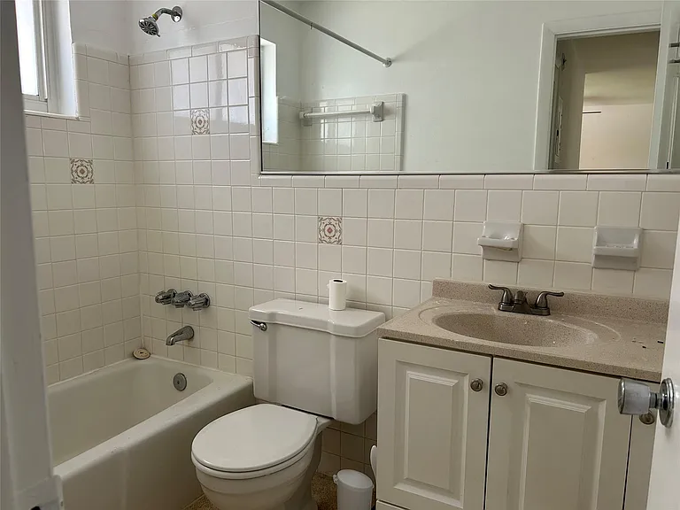 1704 NE 9th St — Photo 9