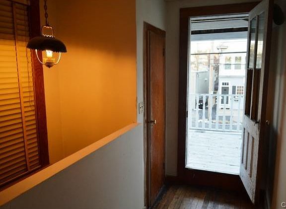 5th image of 713 Brewster St