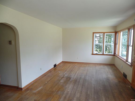 2nd image of 121 S Lewis St