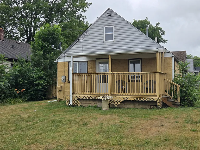 620 N Day Ave — Photo 1