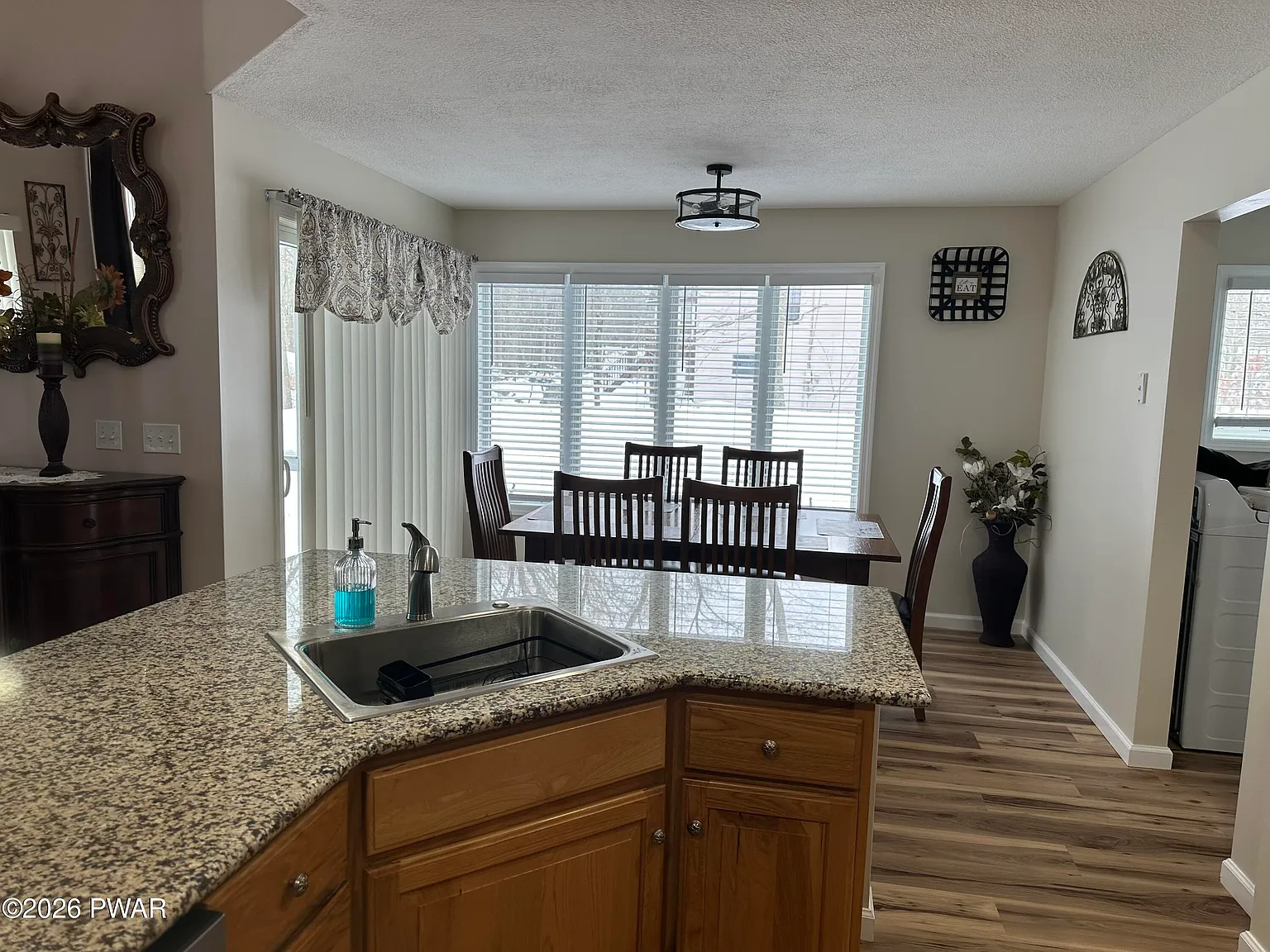 3 bed, 1691 sqft, $4,400 — Photo 2