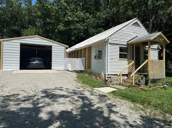 2332 Park Ln, Oak Grove, MO 64075