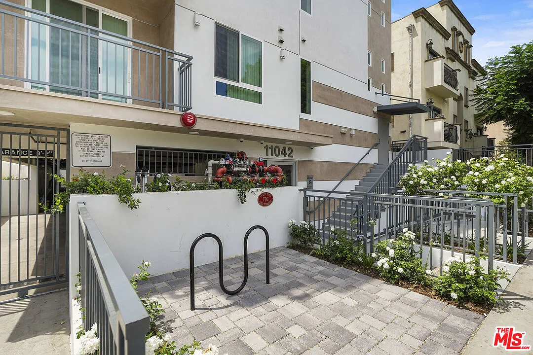 3 bed, 2.0 bath, 1096 sqft, $3,690 — Photo 4