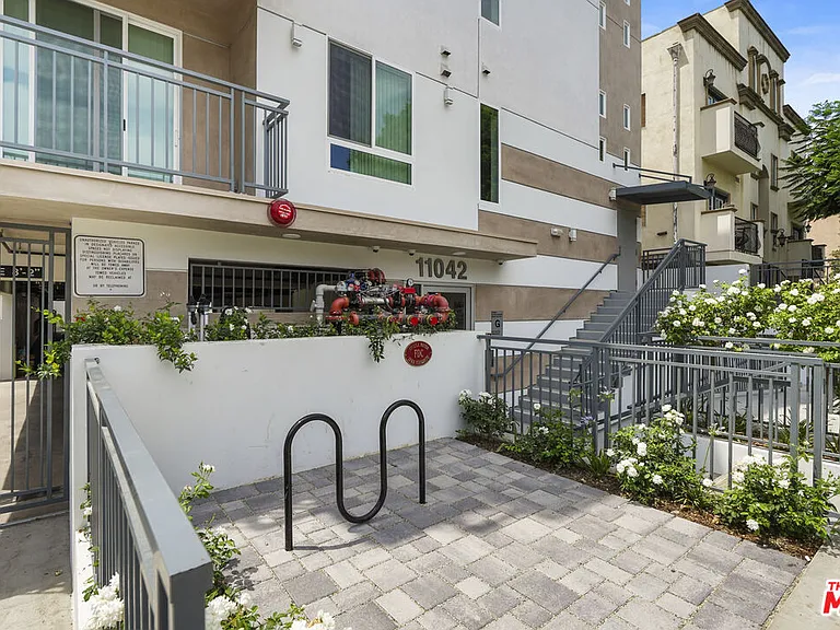 11042 La Maida St #203 — Photo 19