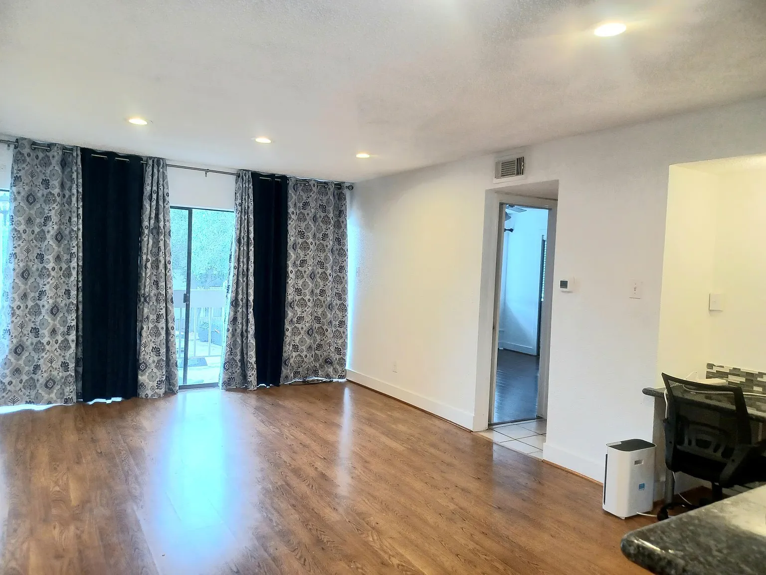 1 bed, 1.0 bath, 735 sqft, $950 — Photo 2
