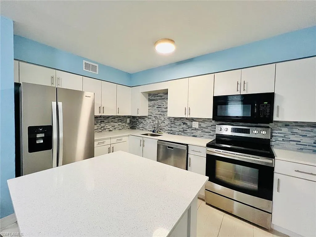 2 bed, 1.0 bath, 875 sqft, $2,400 — Photo 1