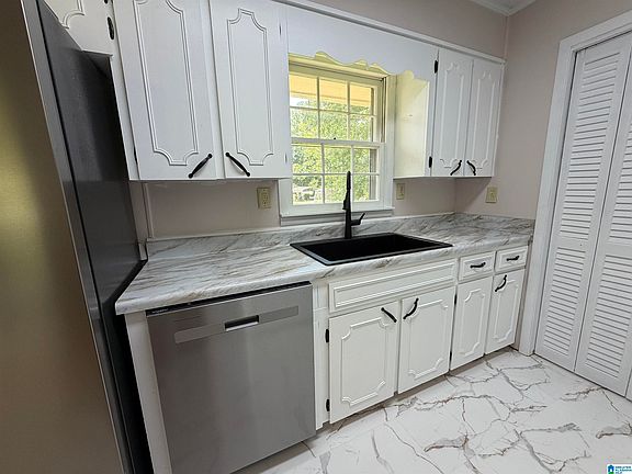 5th image of 701 W 9th St
