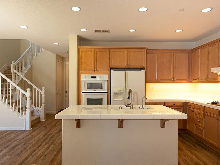 326 Lakeview Ct — Photo 3