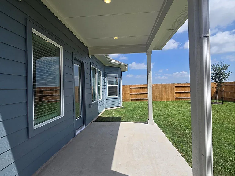 715 Universal Dr — Photo 35