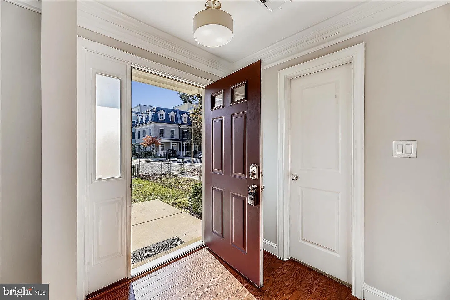 3 bed, 2.5 bath, 1716 sqft, $4,000 — Photo 2
