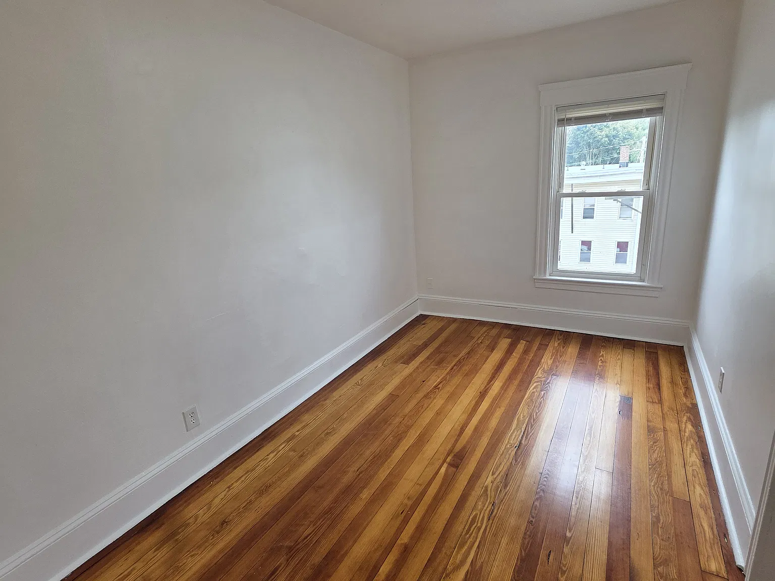  583 Willow St 3rdflr 2b/1b Updated Hardwoods Balcony! Petsok Laundry — Photo 4
