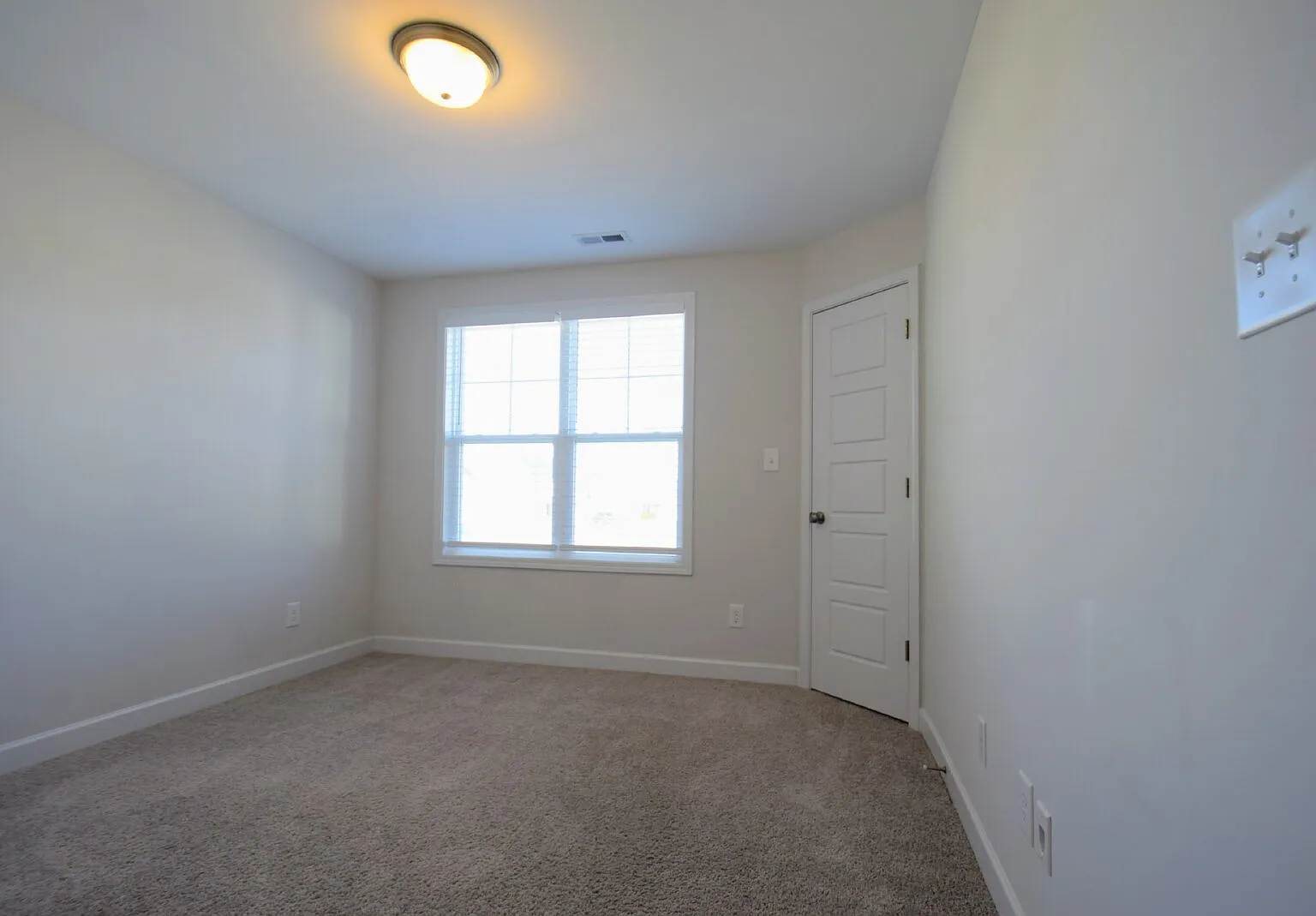 4 bed, 2.5 bath, 2276 sqft, $1,900 — Photo 4