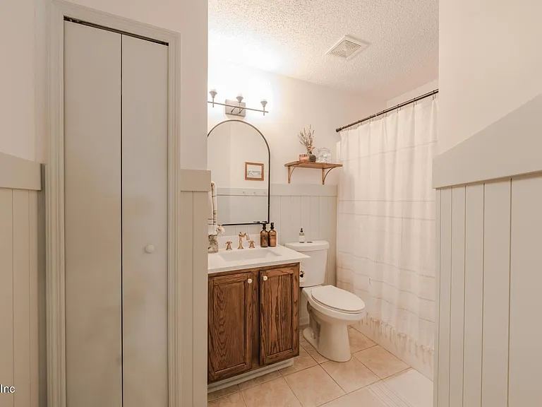 511 Chancellor Dr E — Photo 28