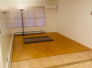 188 6th St, Hicksville, NY 11801