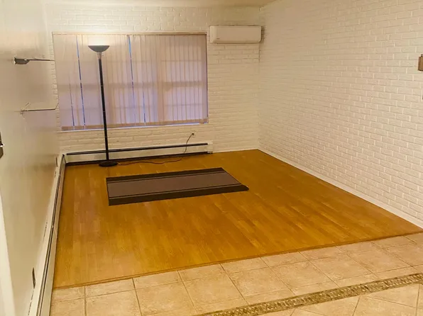 188 6th St, Hicksville, NY 11801