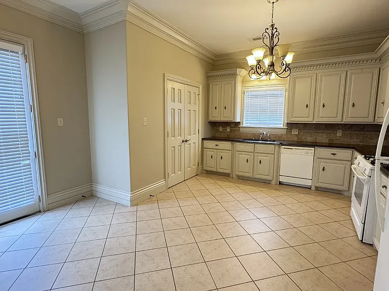 1604 N McGuire Ave #2 — Photo 4
