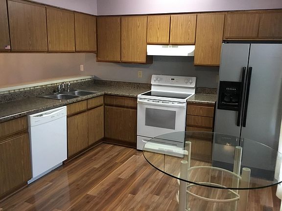 3rd image of 796 Crofton Cir