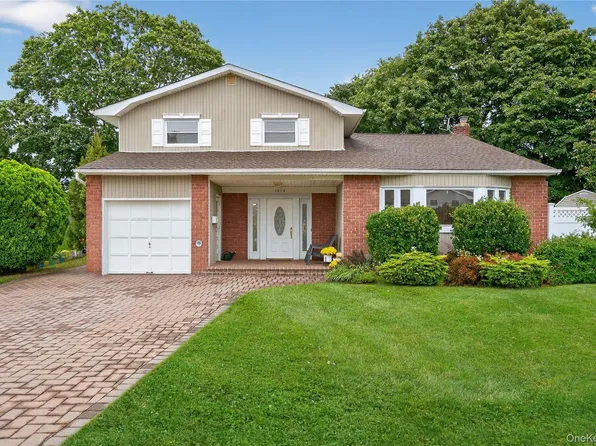 1804 Leona Court, Merrick, NY 11566