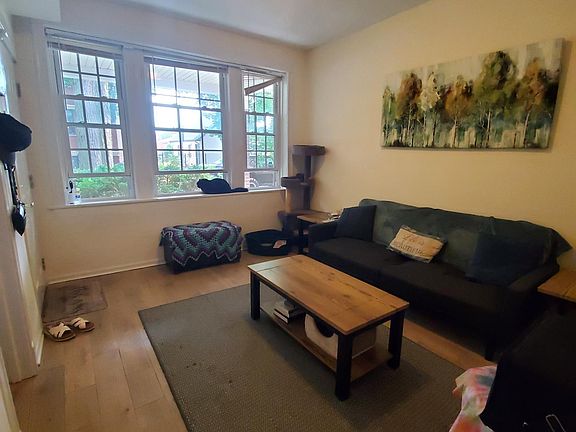 3rd image of 652 N Oakley Blvd #1