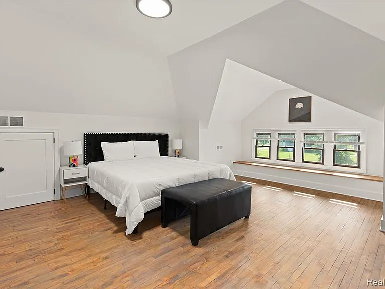 374 E Grand Blvd #2A — Photo 14