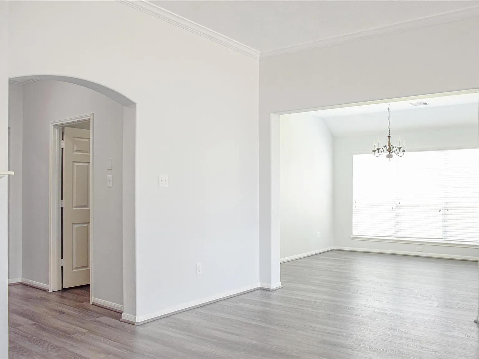 4 bed, 2.0 bath, 2319 sqft, $2,400 — Photo 2
