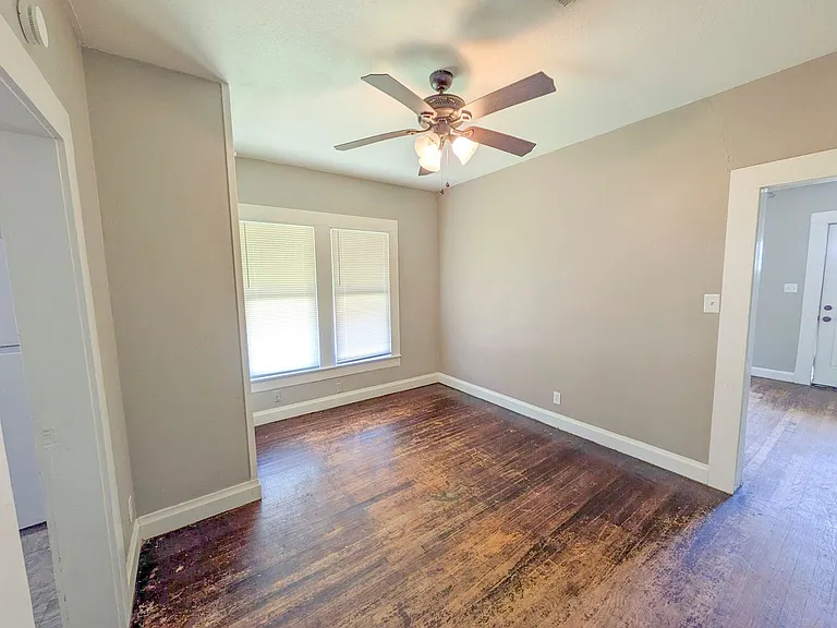 1102 Dallas St — Photo 7