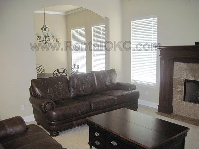 928 Ashwood Ln — Photo 4
