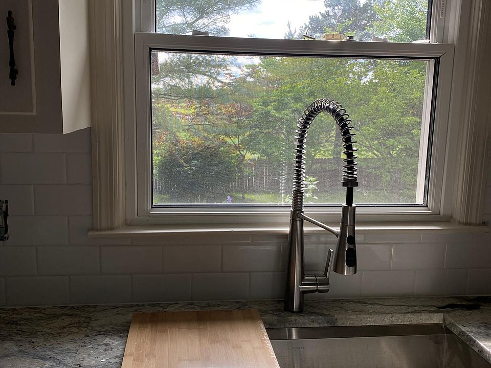 Kohler kitchen sink w/cutting board