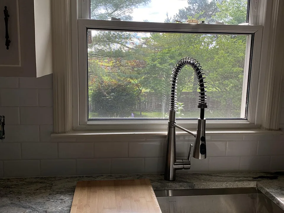 Kohler kitchen sink w/cutting board