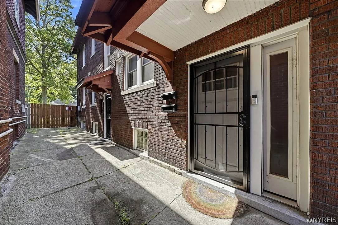 3 bed, 1.0 bath, 3180 sqft, $1,995 — Photo 4