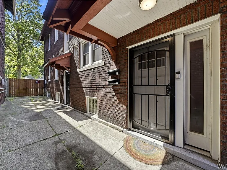2555 Main St — Photo 4