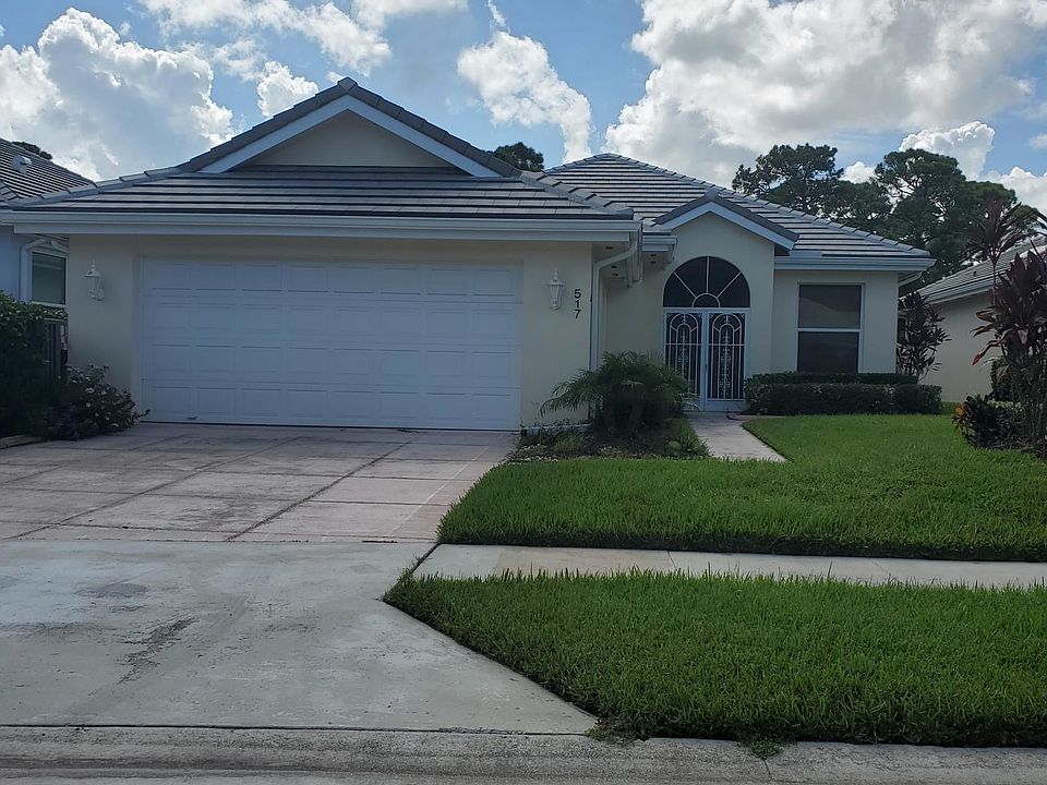 Home For Sale In Saint Lucie West