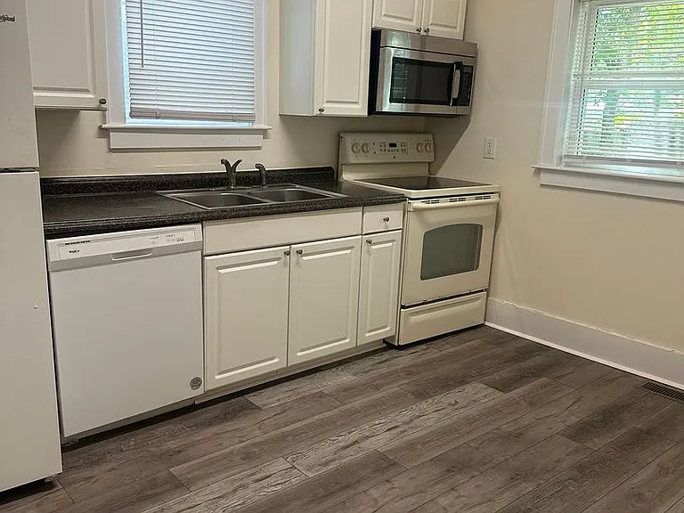 718 Queen St — Photo 21