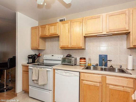 4th image of 2020 N Lincoln Park W #725