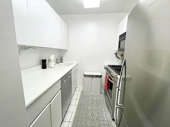 5th image of 303 Greenwich St #7E