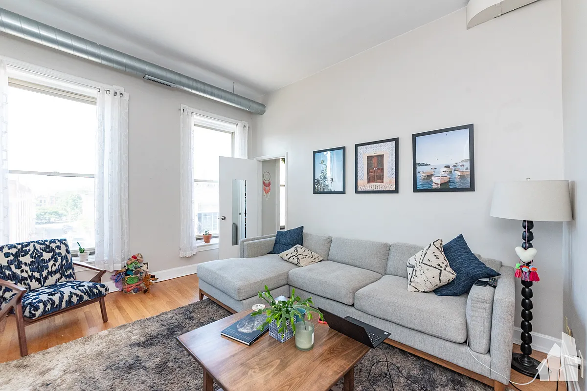 3 bed, 1.0 bath, 1138 sqft, $2,650 — Photo 2