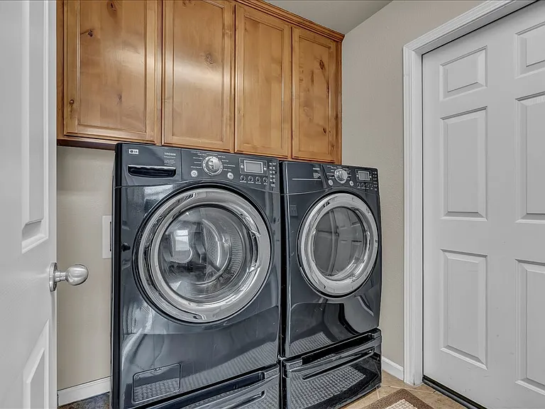 2435 N Crowe St — Photo 35