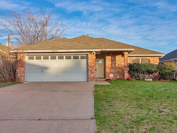 2nd image of 1009 N Meadow Cir