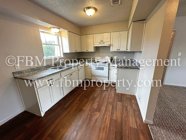825 Tehuacana Dr #404 — Photo 5