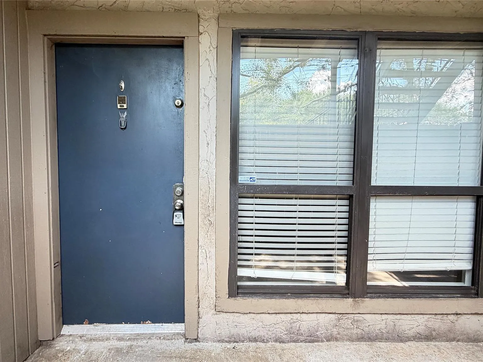 2 bed, 1.0 bath, 909 sqft, $1,300 — Photo 1