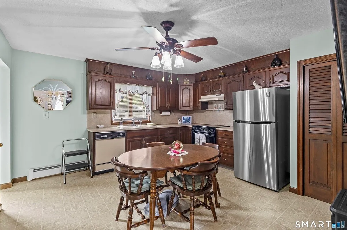 3 bed, $2,100 — Photo 4