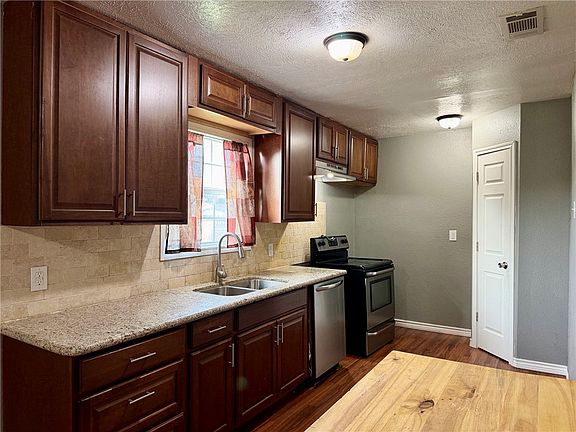 5th image of 1130 E Avenue D