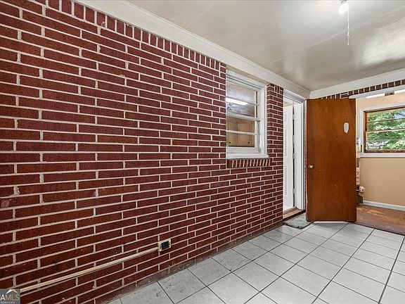4th image of 330 Roberts St