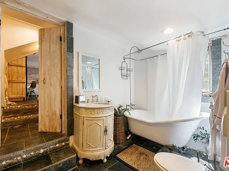 2851 Seabreeze Dr — Photo 52