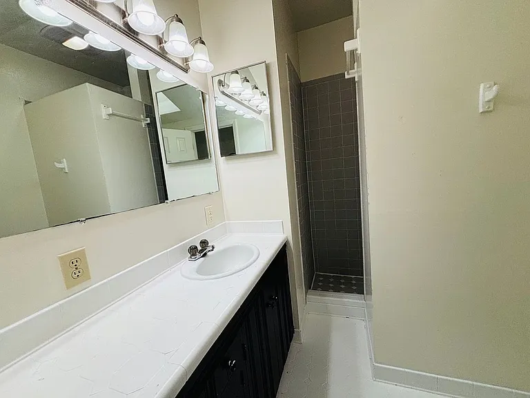 2700 Meadowbrook Dr — Photo 7