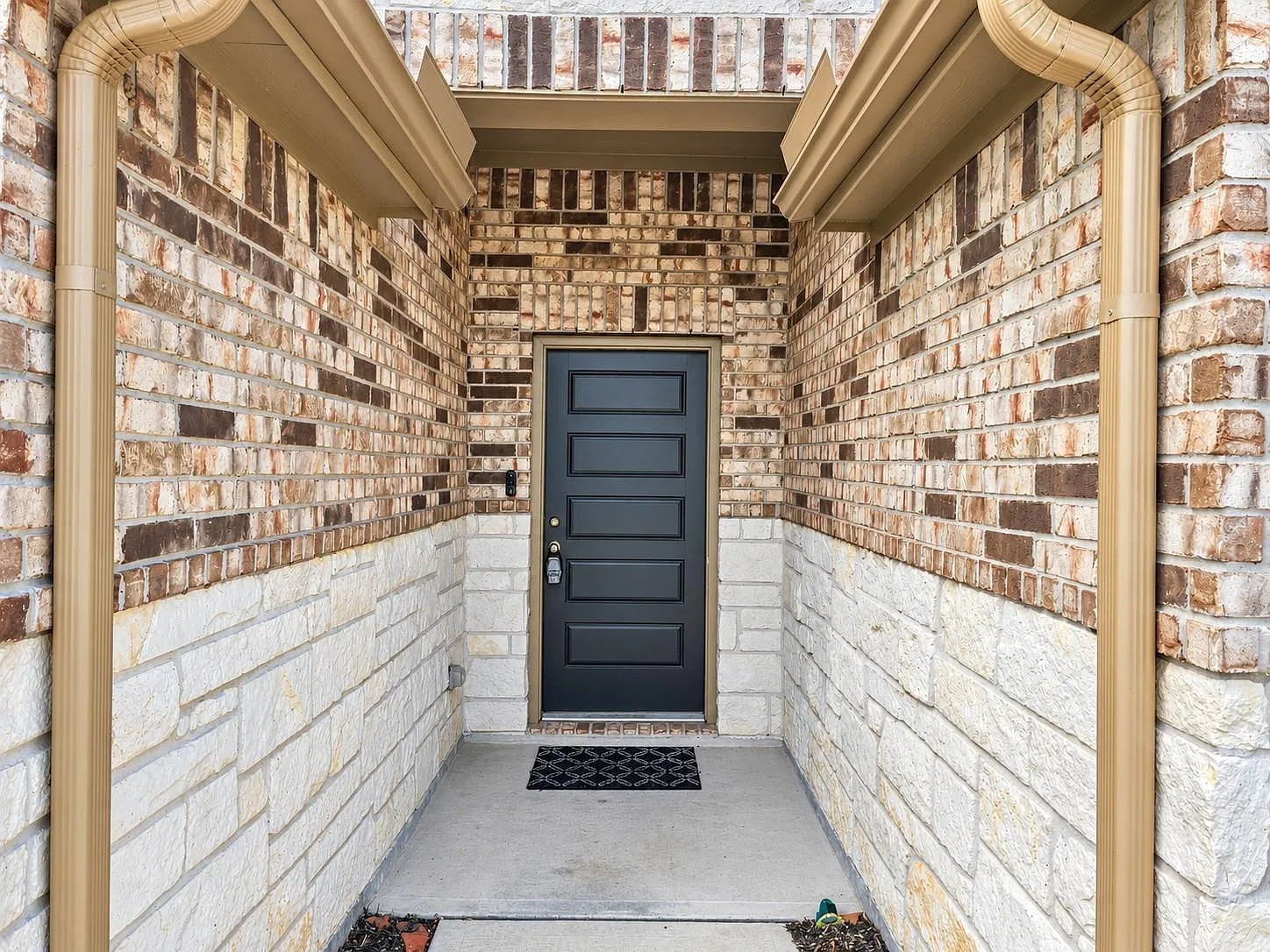 4 bed, 2.0 bath, 1951 sqft, $2,550 — Photo 3