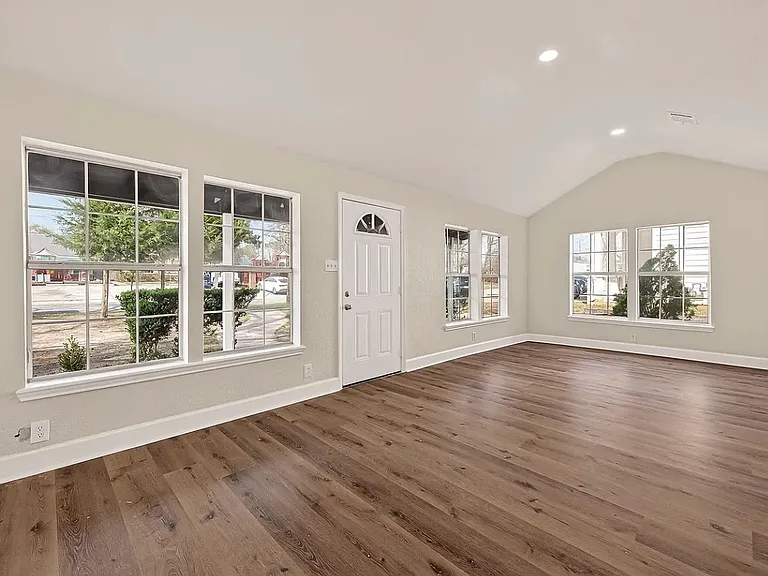 915 W Lewis St — Photo 4